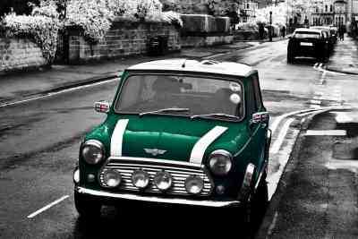 Mini mit Verbrennungsmotor in Grossbritannien GB